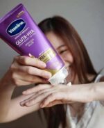 ⁦Vaseline Healthy Bright Gluta-Hya Serum Spotless Glow 300 ml⁩ - الصورة ⁦3⁩